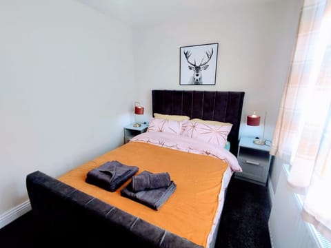 Bed, Photo of the whole room, Bedroom, towels