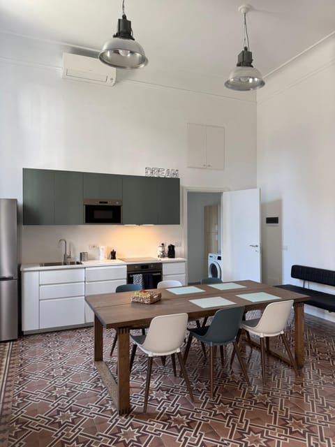 Kitchen or kitchenette, Dining area, minibar, pet friendly, stove