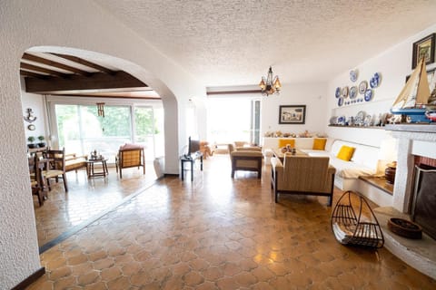 TV and multimedia, Living room, Seating area, Dining area