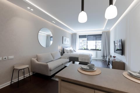 Bed, TV and multimedia, View (from property/room), View (from property/room), Living room, Seating area, Bedroom