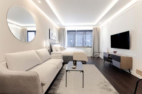 Bed, TV and multimedia, Living room, Seating area, Bedroom