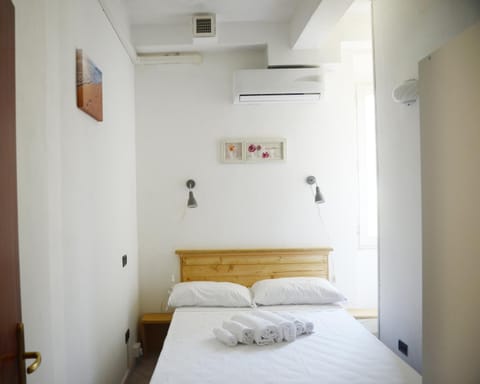 Bed, Photo of the whole room, Bedroom, air conditioner