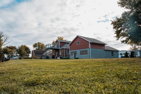 Sandusky Bay Hot Tub, Gym, Patio, Games, Recreation Watercraft, Waterside Home, check it out! House in Lake Erie