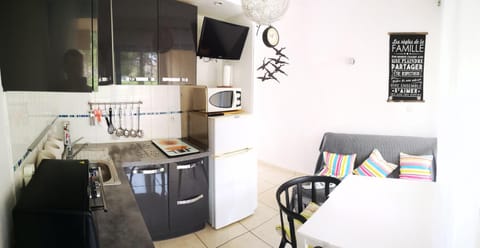 Kitchen or kitchenette, Dining area, Communal kitchen