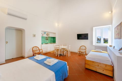 Communal lounge/ TV room, Bed, TV and multimedia, Photo of the whole room, Dining area, Bedroom, towels, air conditioner