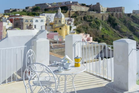 Property building, Natural landscape, View (from property/room), Balcony/Terrace, Dining area, City view, Mountain view
