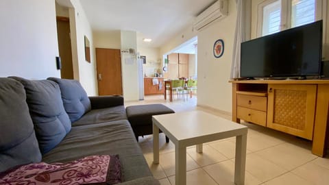 Communal lounge/ TV room, Game Room, TV and multimedia, Seating area, Evening entertainment, furniture, air conditioner