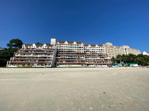 Toilet, Property building, Nearby landmark, Restaurant/places to eat, Bed, Neighbourhood, Activities, Bathroom, Balcony/Terrace, Kitchen or kitchenette, Beach, Beach, Aqua park, Windsurfing, Bedroom, Sea view, Sea view, Supermarket/grocery shop, Location, Sunset, Parking, wardrobe, acessibility, air conditioner