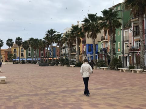 Neighbourhood, Location