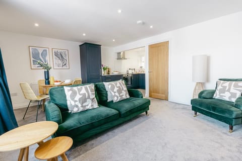 Kitchen or kitchenette, Living room, Seating area, Dining area