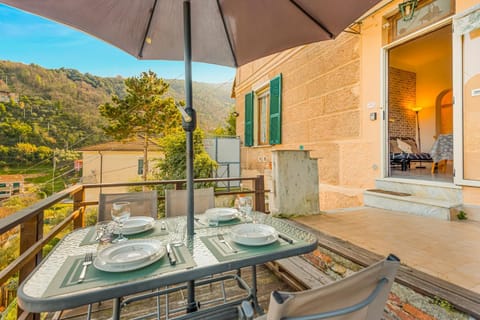 Property building, Patio, Balcony/Terrace, Balcony/Terrace, Text overlay, Text overlay, Breakfast, Location