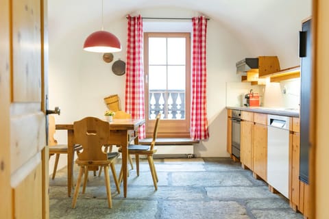 Kitchen or kitchenette, Seating area, Dining area, oven, pet friendly, stove