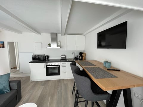 Kitchen or kitchenette, Dining area, minibar, pet friendly, stove, toaster