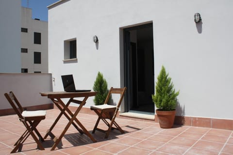Facade/entrance, Balcony/Terrace