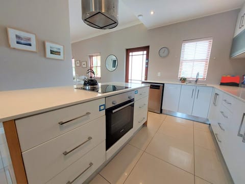 Kitchen or kitchenette, dishwasher, stove