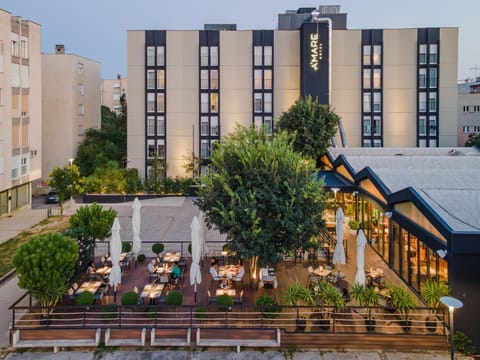 Property building, Day, Balcony/Terrace, Location