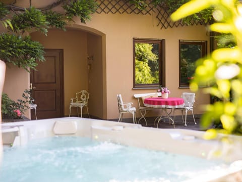 Patio, Day, Garden, Hot Tub, Dining area, Garden view, Pool view, Swimming pool, sunbed