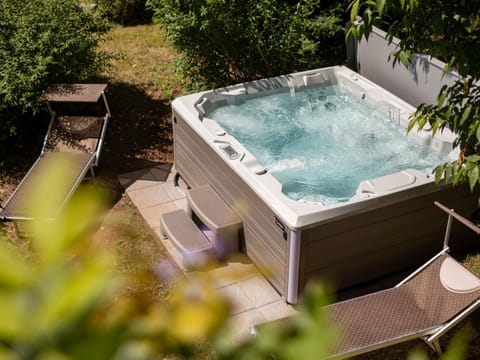 Day, Natural landscape, Hot Tub, Pool view, Swimming pool, sunbed