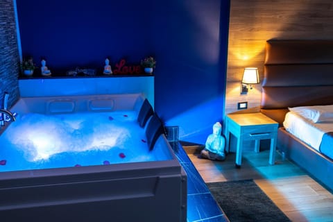 Bed, Night, Hot Tub, Photo of the whole room, Bedroom, Pool view, Swimming pool