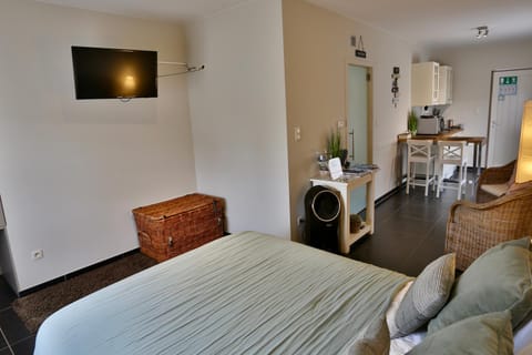 Communal lounge/ TV room, TV and multimedia, Bedroom, Alcoholic drinks, Alcoholic drinks, fireplace, fireplace, air conditioner