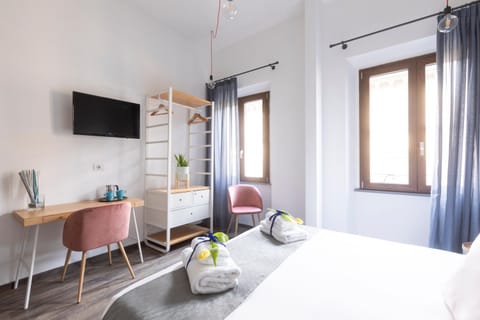 Bed, TV and multimedia, Photo of the whole room, Bedroom