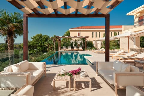 Property building, Patio, Day, Natural landscape, Garden, Balcony/Terrace, Balcony/Terrace, Seating area, Garden view, Pool view, Swimming pool, Swimming pool, sunbed