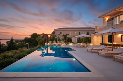 Property building, Patio, Day, Natural landscape, Balcony/Terrace, Pool view, Swimming pool, Swimming pool, Sunset, sunbed
