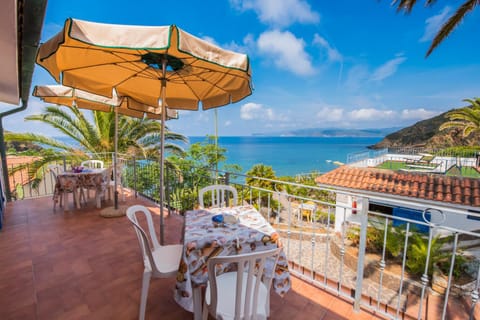 Day, Balcony/Terrace, Dining area, Logo/Certificate/Sign, Sea view, Sea view