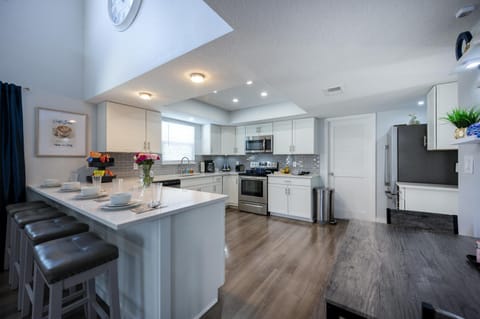 Kitchen or kitchenette, Food and drinks, Dining area, dishwasher, oven, stove, toaster