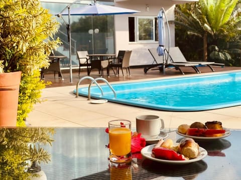 Swimming pool, Breakfast