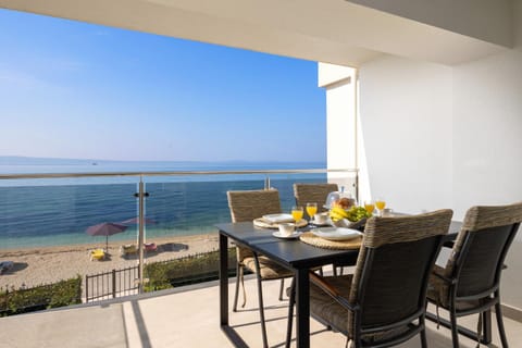Patio, Day, Balcony/Terrace, Seating area, Dining area, Beach, Sea view