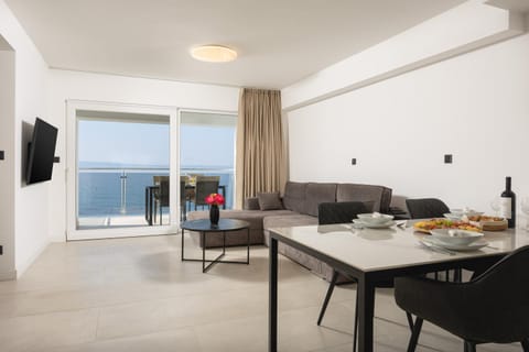 Communal lounge/ TV room, TV and multimedia, Living room, Seating area, Dining area, Sea view