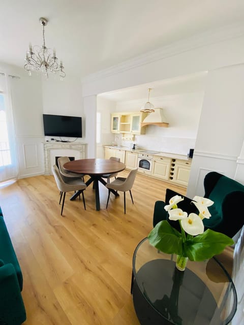 Communal lounge/ TV room, TV and multimedia, Kitchen or kitchenette, Living room, Dining area