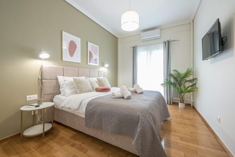Bed, TV and multimedia, Photo of the whole room, Bedroom, towels, air conditioner