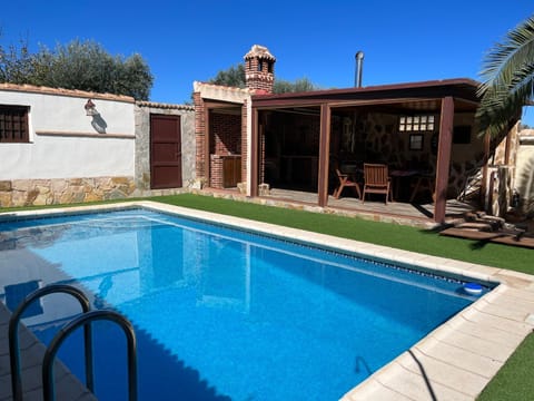 Property building, Patio, Day, Pool view, Swimming pool, Swimming pool, sunbed