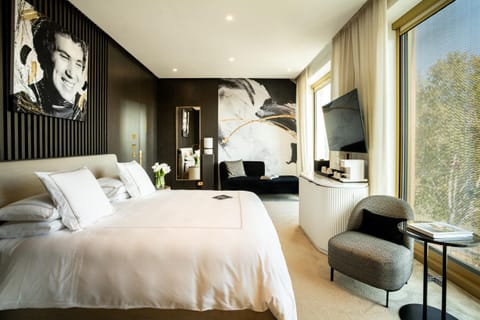 Photo of the whole room, Seating area, Bedroom