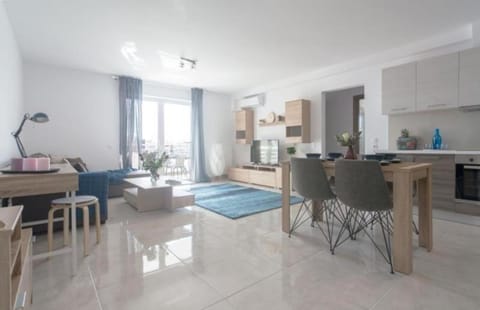 TV and multimedia, Living room, Seating area, Dining area, air conditioner