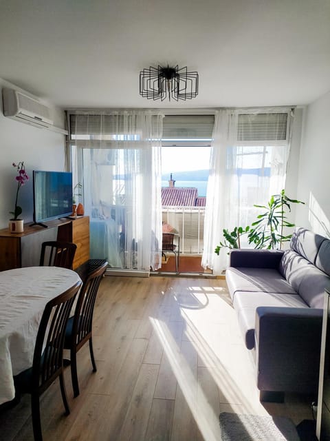 Communal lounge/ TV room, TV and multimedia, Living room, Seating area, Dining area, air conditioner