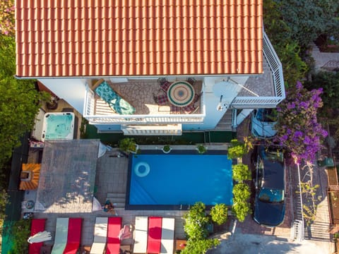 Property building, Day, Pool view, Swimming pool