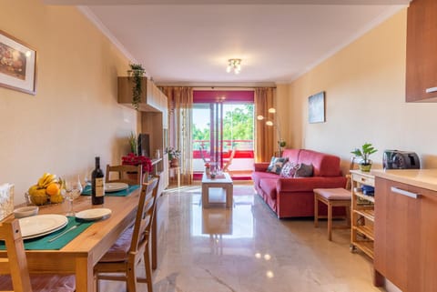 TV and multimedia, Kitchen or kitchenette, Living room, Seating area, Dining area, locker, air conditioner