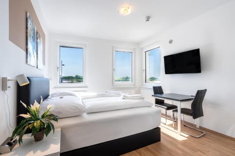 Bed, TV and multimedia, View (from property/room), Photo of the whole room, Dining area