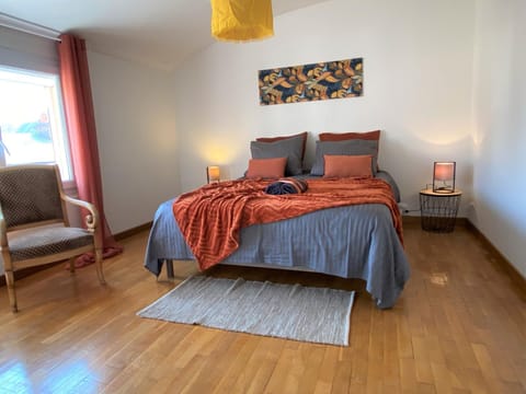 Photo of the whole room, Bedroom