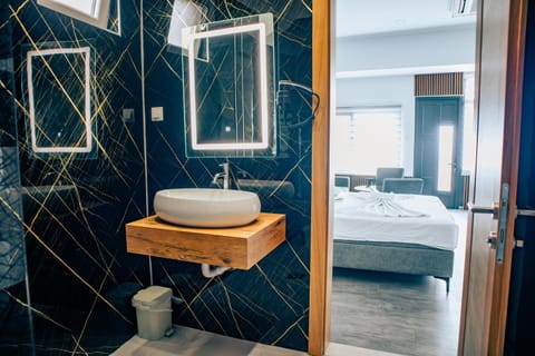 Shower, Bed, Bathroom, towels