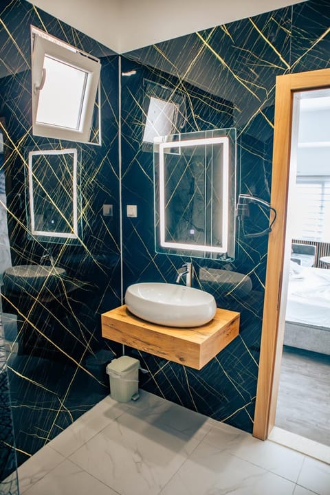 Toilet, Bathroom, towels