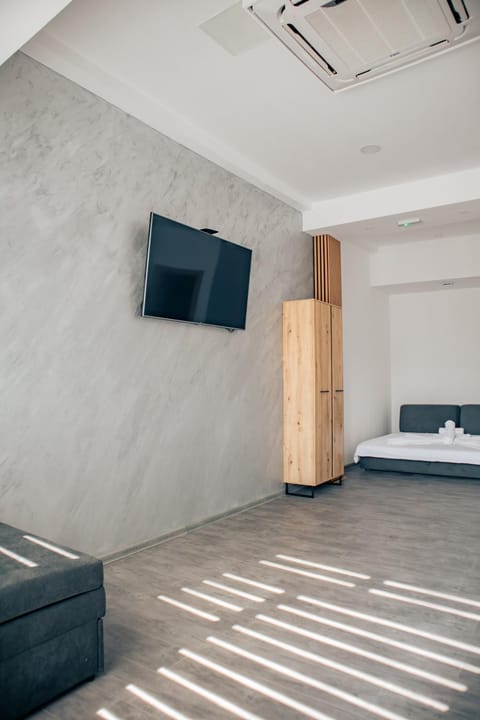 Communal lounge/ TV room, Bed, TV and multimedia, wardrobe