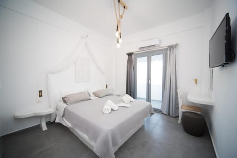 Bed, TV and multimedia, Photo of the whole room, Bedroom, towels, air conditioner