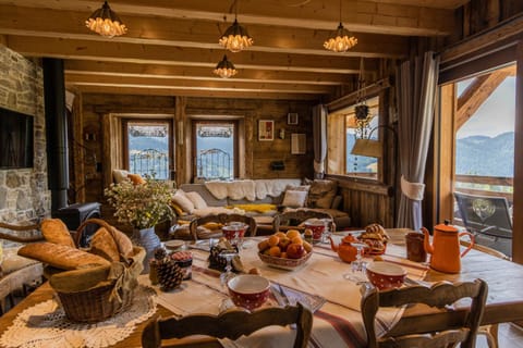 Natural landscape, Living room, Food and drinks, Seating area, Dining area