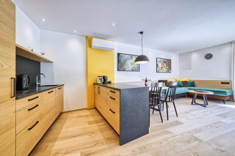 Kitchen or kitchenette, Living room, Seating area, Dining area, stove