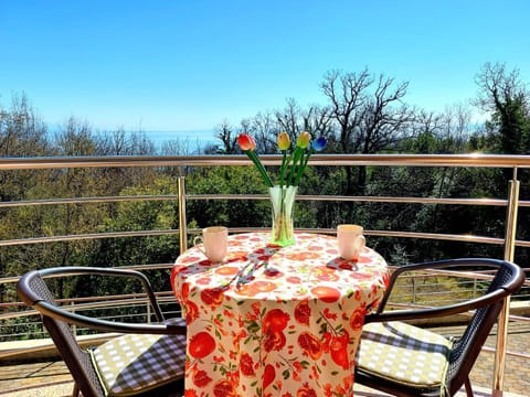 Balcony/Terrace, Food and drinks, Food, Sea view, Drinks