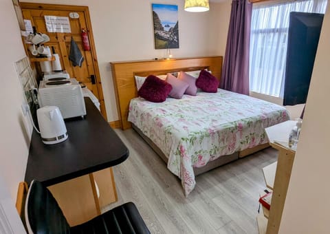 Kitchen or kitchenette, Bedroom